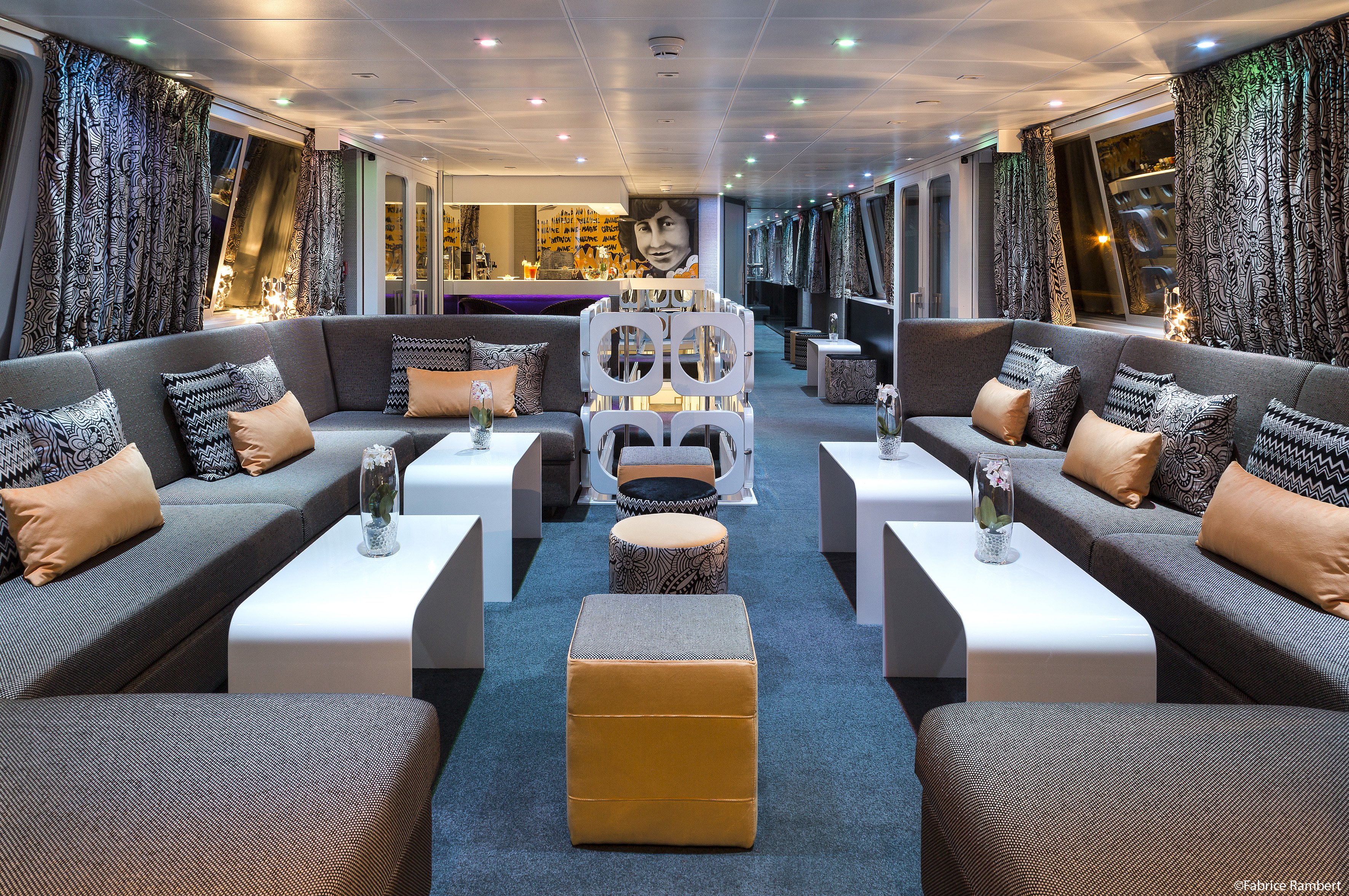 CroisiEurope Madeleine Bar Lounge 2.jpg